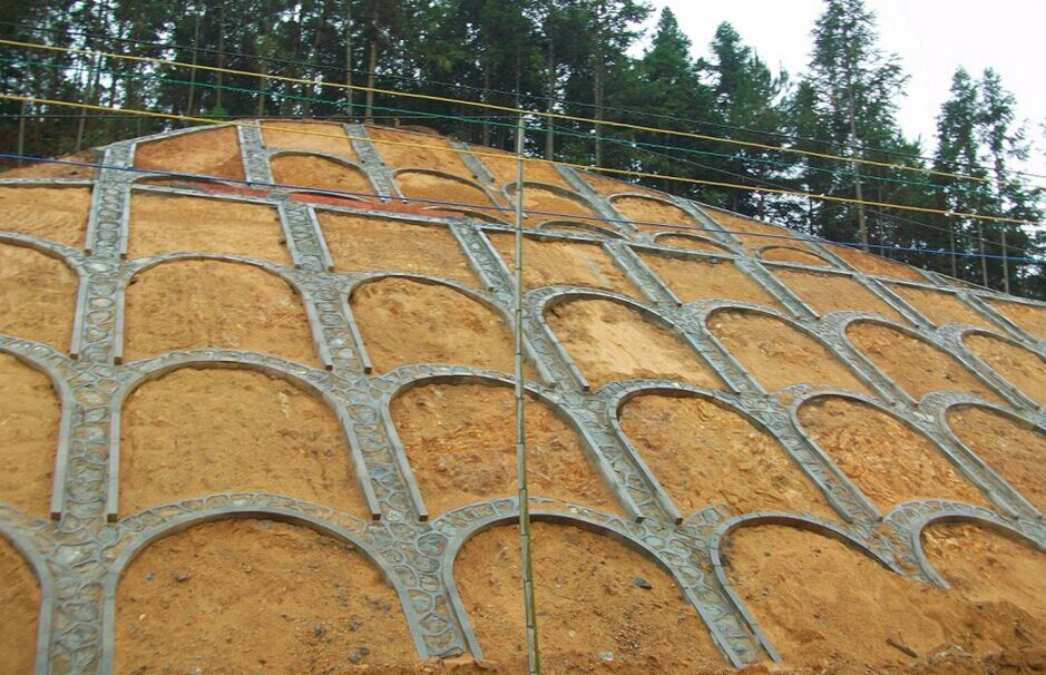 拱形護坡塑料模具應用于高速公路護坡優勢明顯